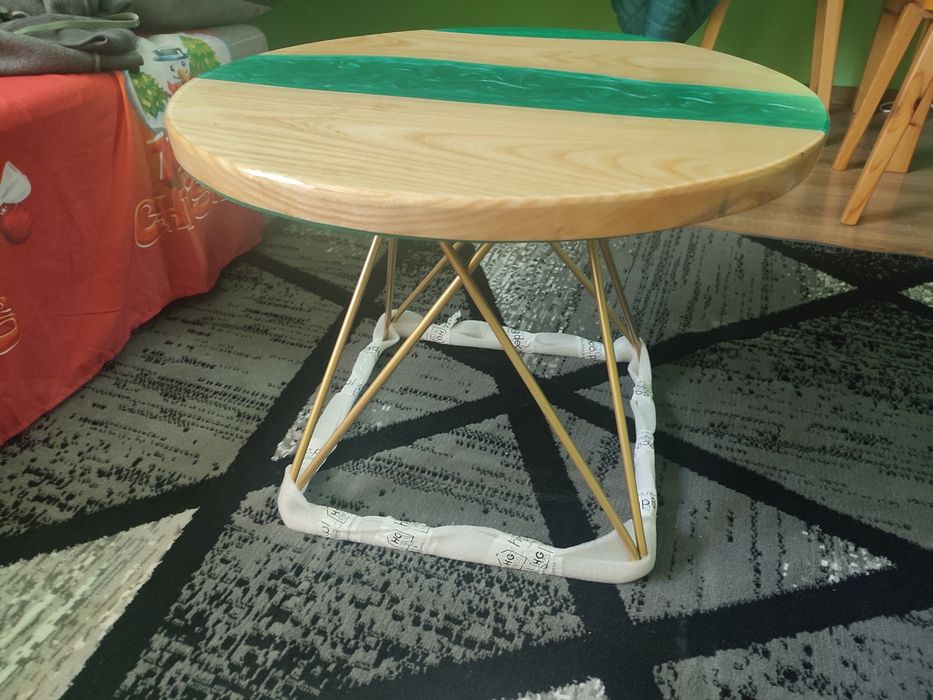 Stolik kawowy z żywicą epoksydową i jesionem