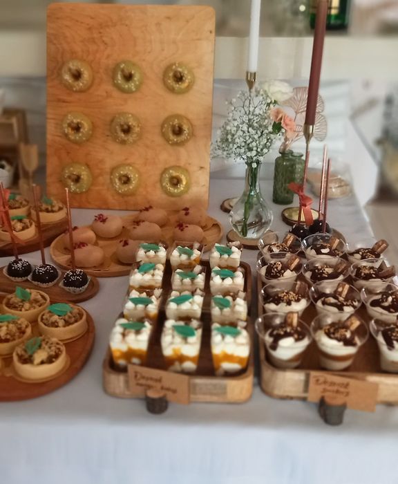 Słodkie stoły, paczki dla gości ciasta i torty