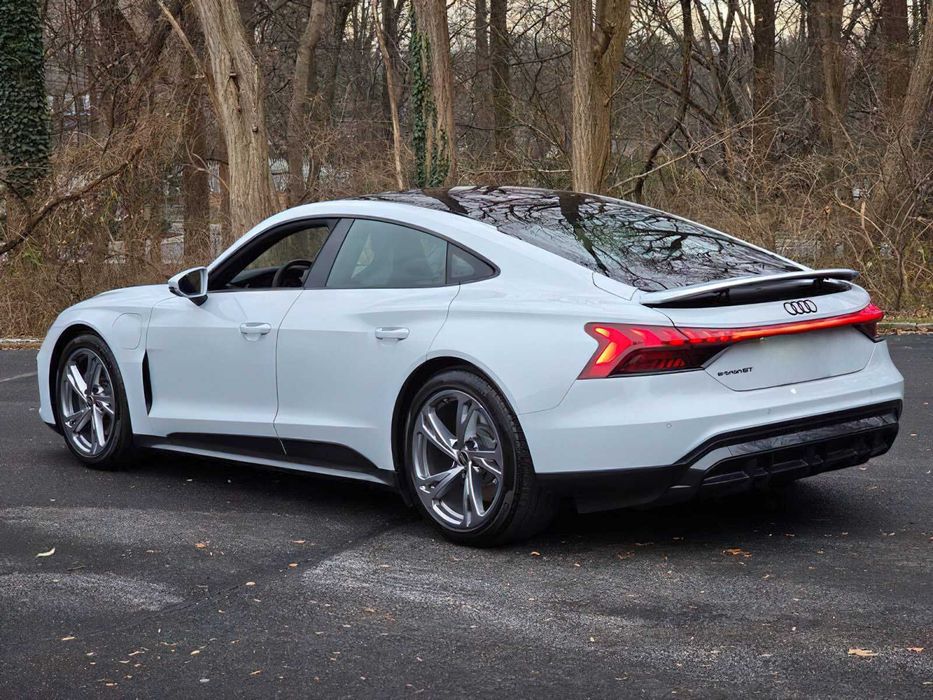 Audi e-tron      2023