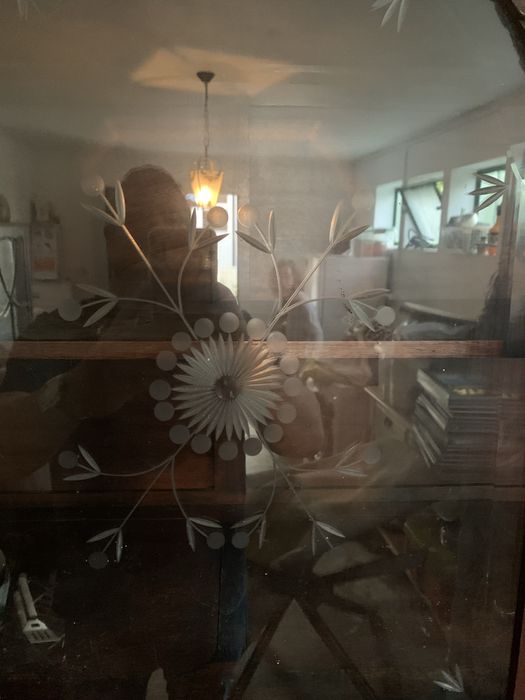Cristaleira antiga em madeira