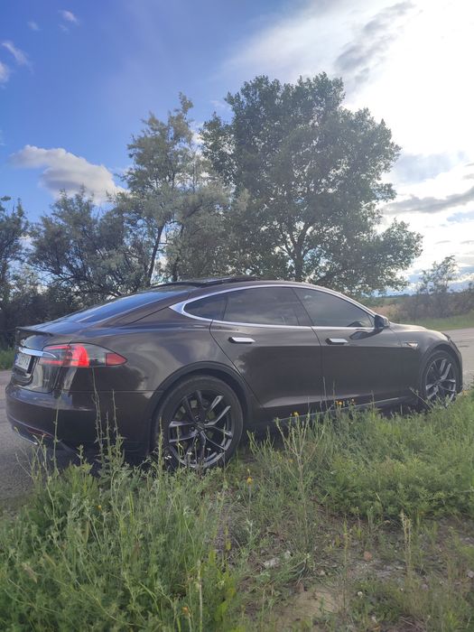 Tesla Model S 400к.с
