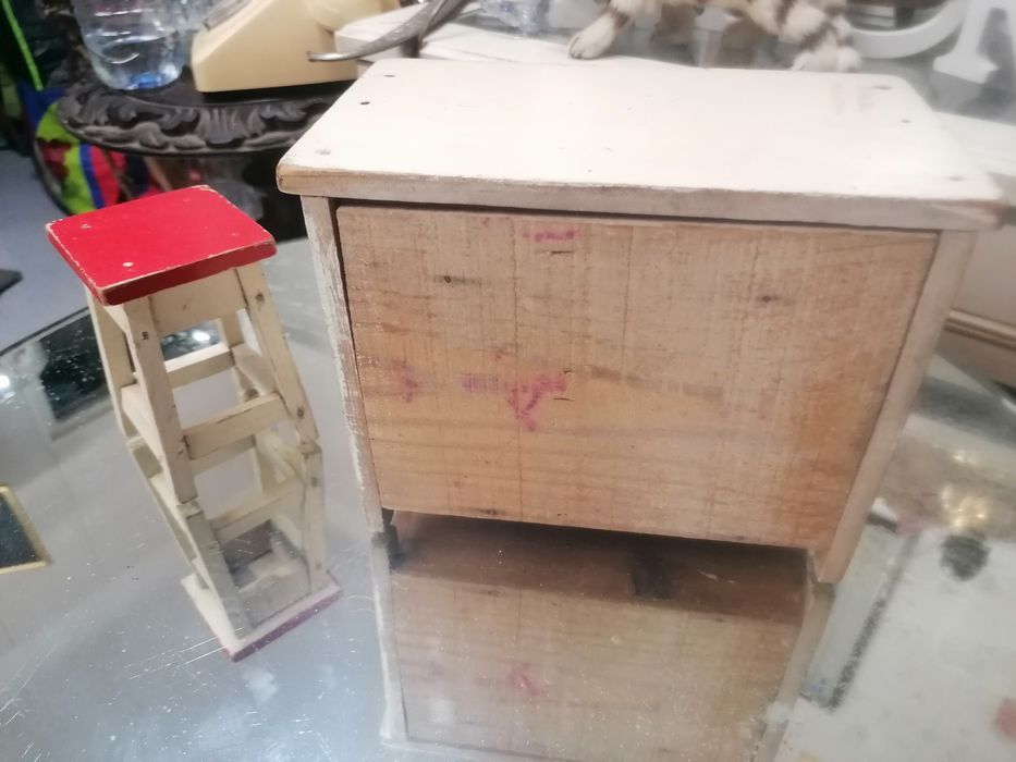 Armário e banco de cozinha em miniatura