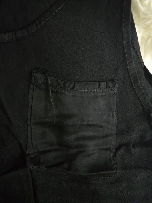 Várias peças de roupa em bom estado