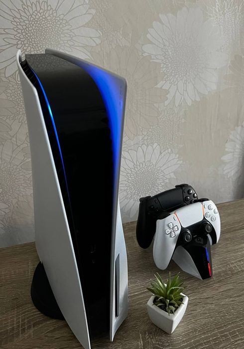 Ігрова консоль PS5 з дисководом і двома контролерами
