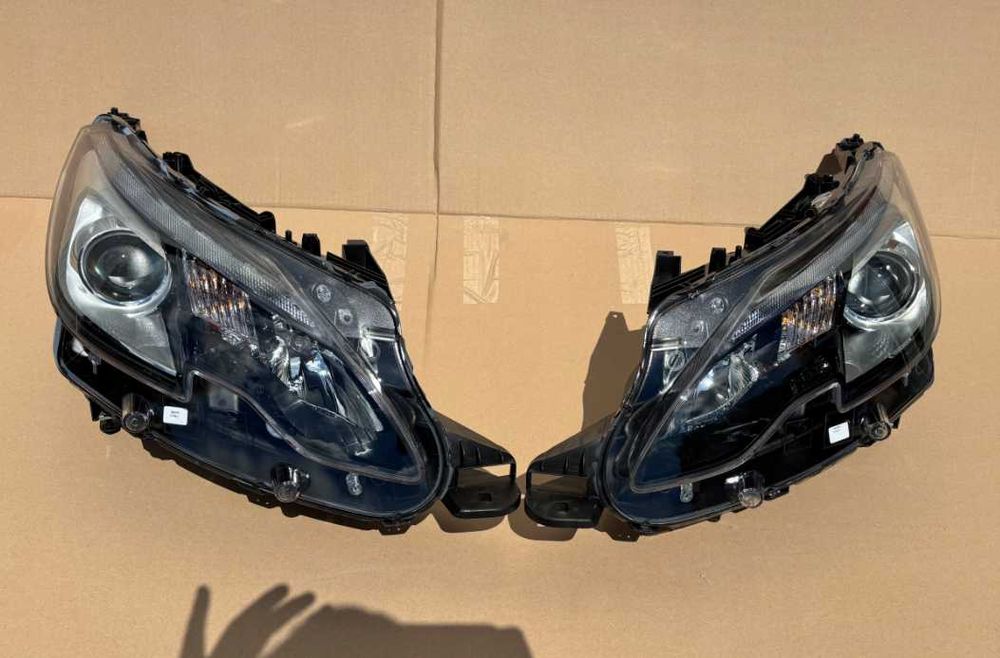 Фари передні Peugeot 2008 Lift Фара права або ліва разборка