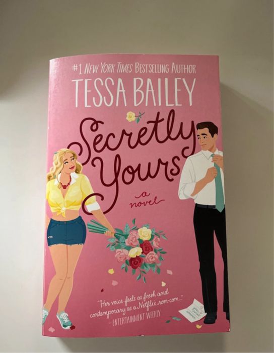 Livro “Secretly Yours” de Tessa Bailey