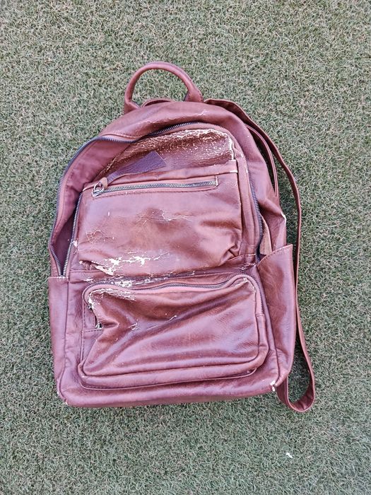 Mochila Castanha em Pele Sintética – Vários Compartimentos e Bolsos