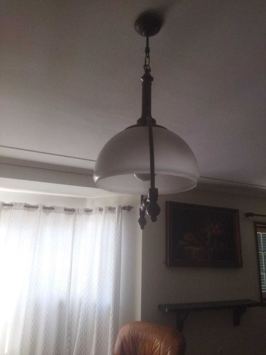 Candeeiro de teto com globo em vidro