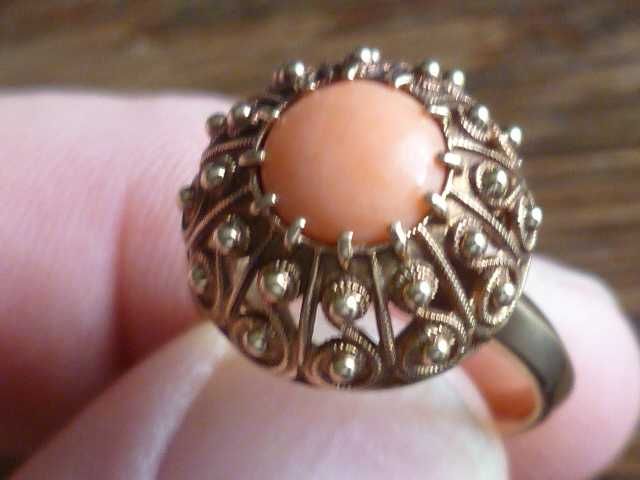 Złoty pierścionek Warmet poziomka z koralem 6,4g 583