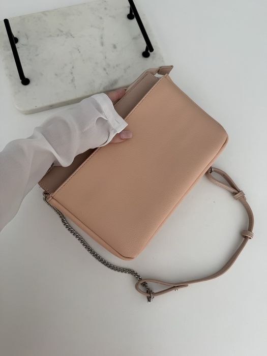 Piękna torebka z regulowanym paskiem na łańcuszku, Cropp