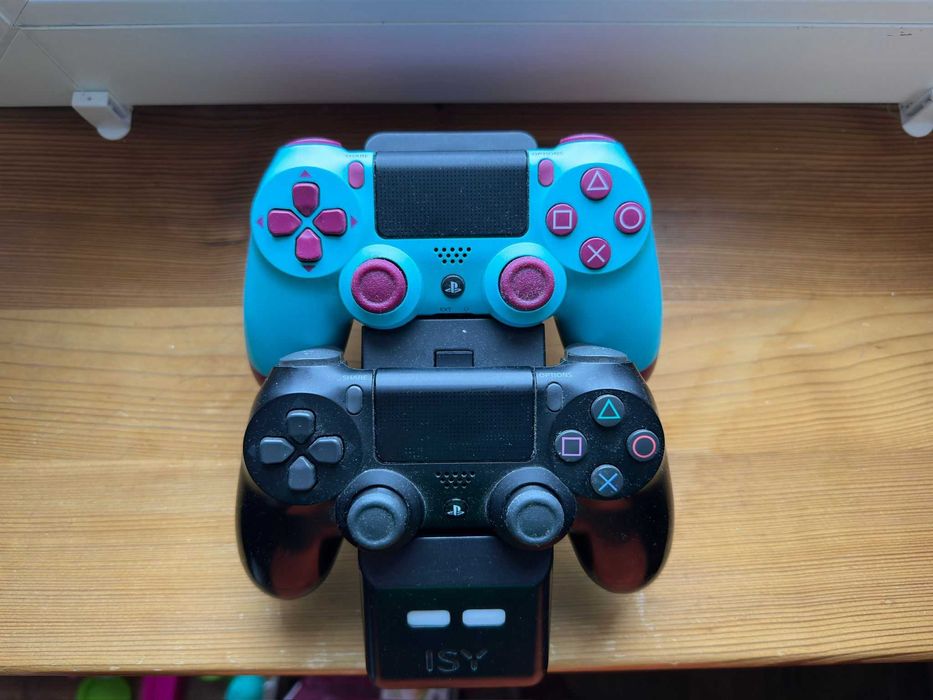 Play Station 4 1TB + 2PADy ze stacją ładującą