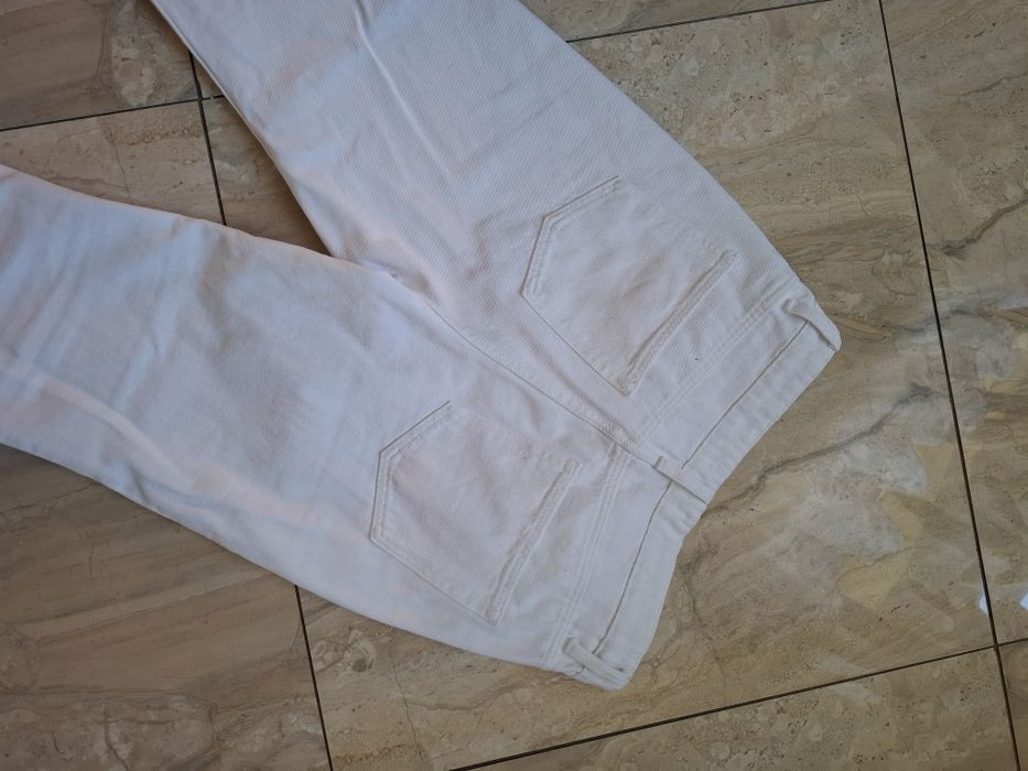 Białe spodnie jeansy straight fit sinsay 40