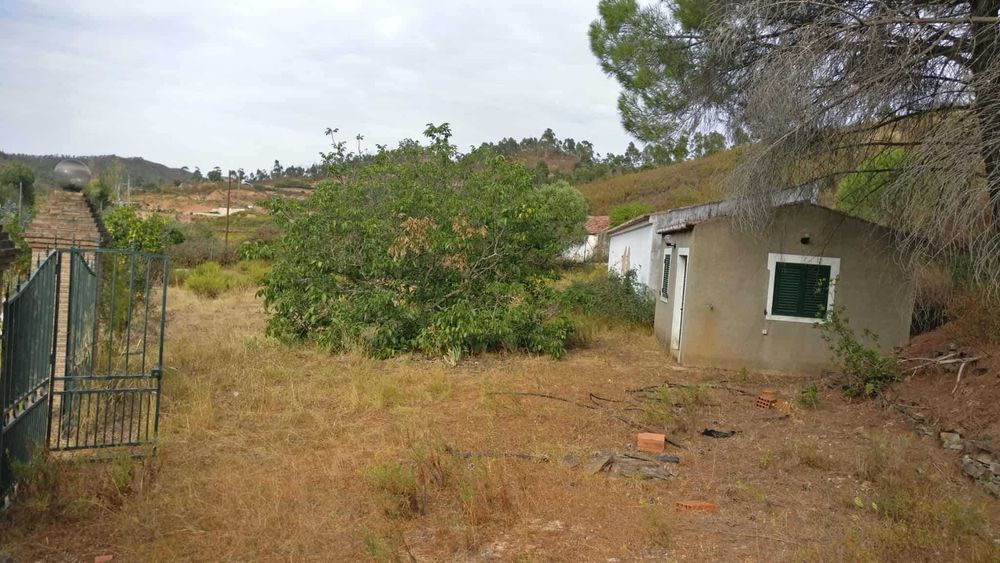 Quinta aprazível, perto de Silves com ribeira e com parcela urbana