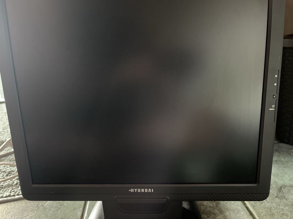 Monitor Hyundai z 2007 roku.
