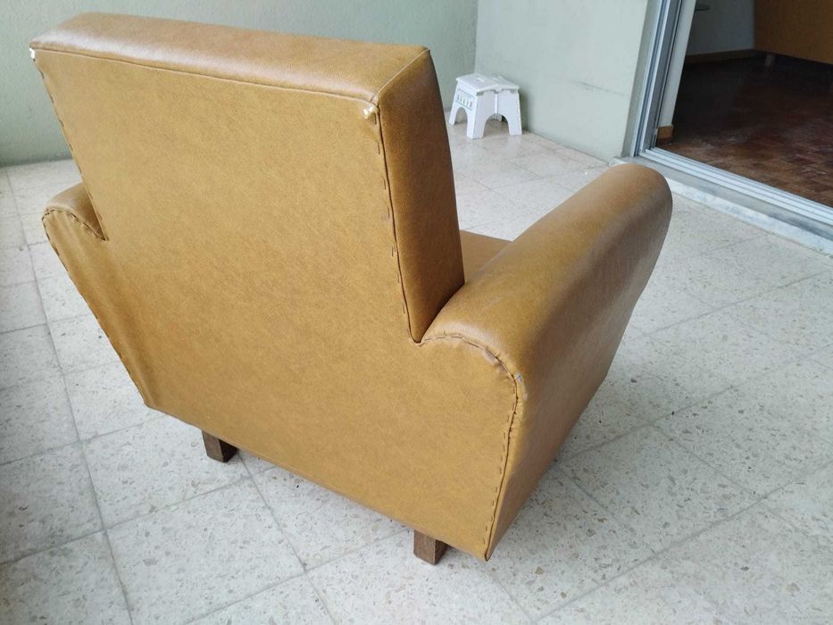 Poltronas individuais estofadas em couro sintético vintage
