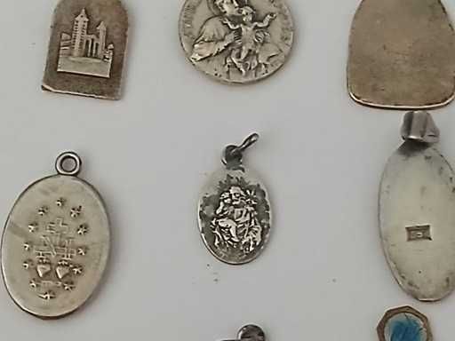 Zestaw 9 starych medalików