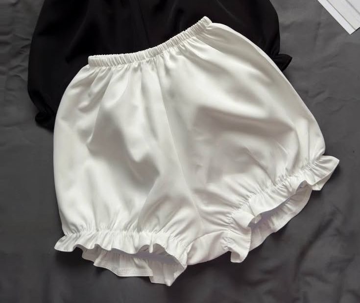 Біла корсетна сукня з трояндами