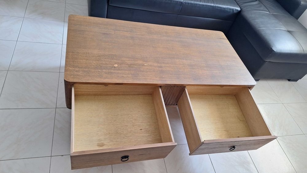 Mesa de centro Gato Preto com duas gavetas