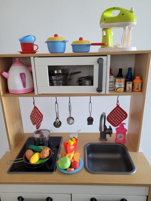 Kuchnia IKEA dla dzieci z wyposażeniem
