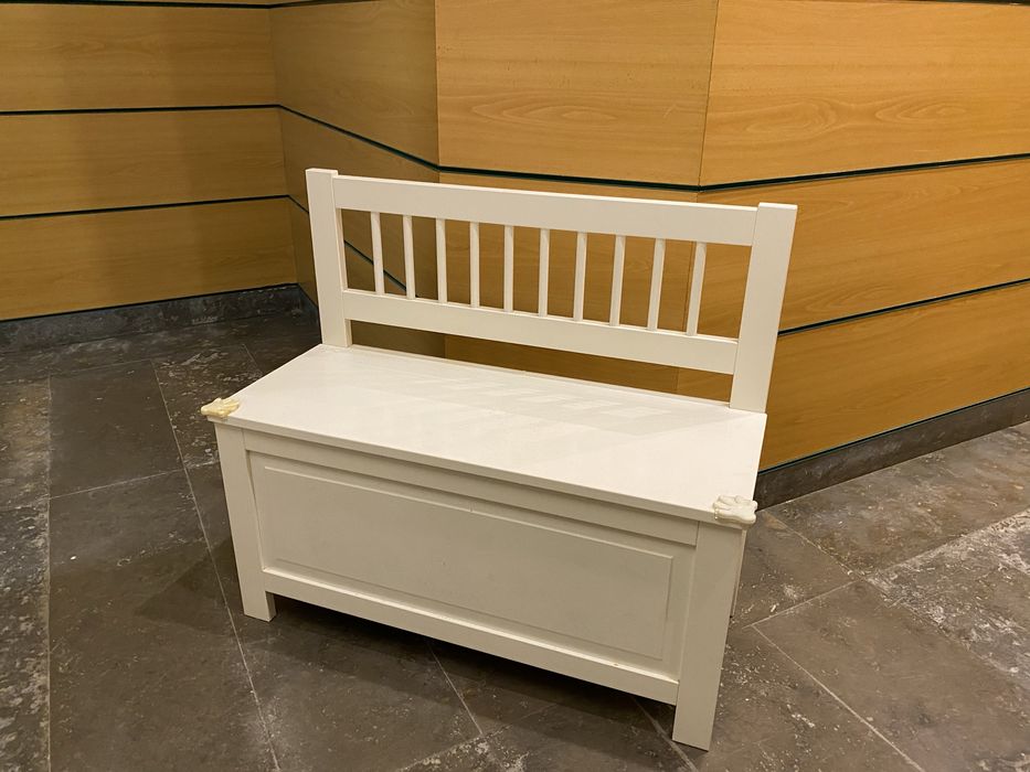 Banco com arrumação em boas condições