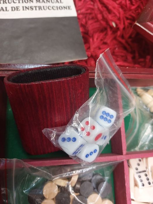 Conjunto de 5 jogos multi-jogo em caixa de madeira 

- Xadrez 
- Damas
- Dominó 
- 1 baralho de cartas 
- Poker de dados 

Completo e em óptimo estado