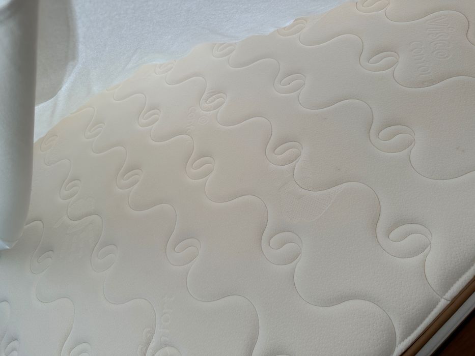 Cama de casal madeira cerejeira com colchão novo 1,50 x 1,95 com uma mesa de cabeceira e armoire 6 gavetas