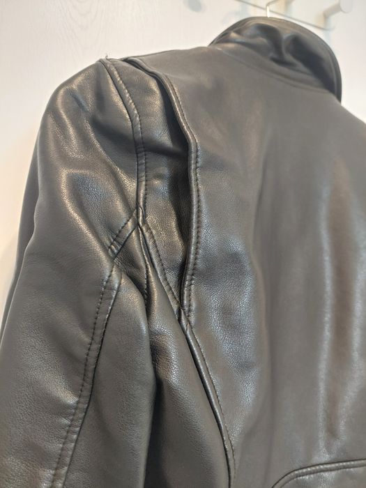 Skórzana kurtka czarna ZARA w rockowym stylu