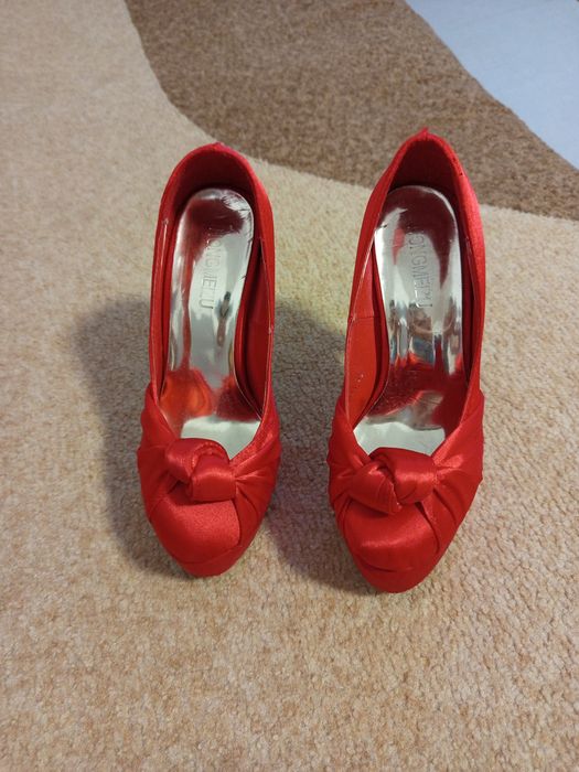 Продам туфлі на підборах