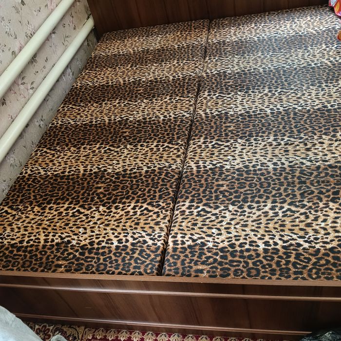 продам двухспальную кровать срочно
