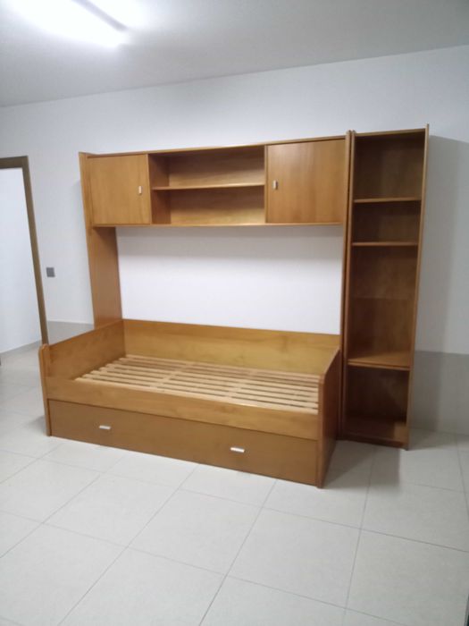 Cama dupla com estante incorporada em perfeitas condições