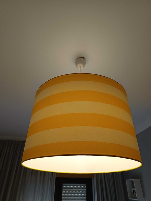 Candeeiro de teto às riscas amarelo e branco