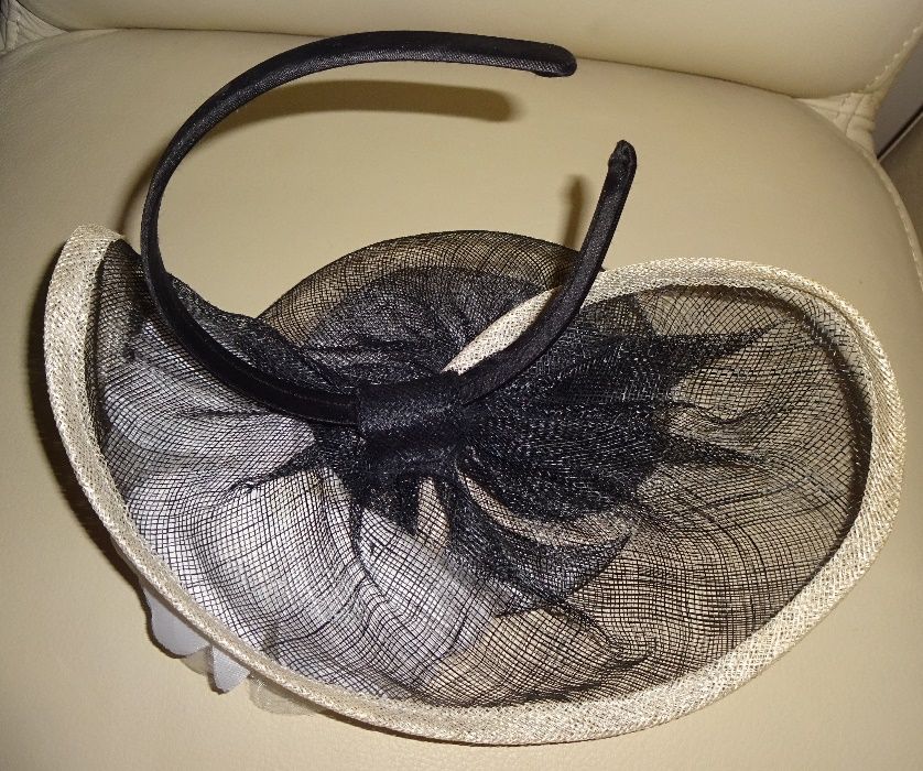 nowy oryginalny elegancki fascynator na opasce toczek stroik kapelusz