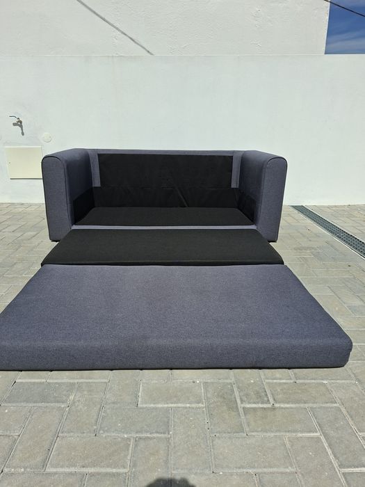 Sofá-Cama Cinza Escuro com Almofadas (Excelente Estado)