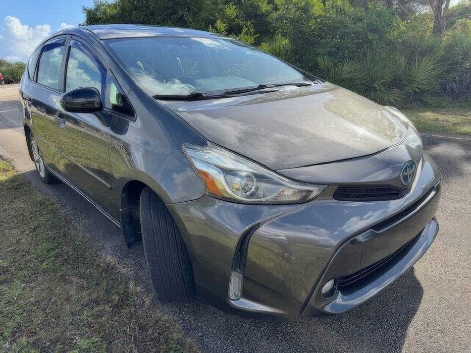 Toyota Prius v Three      2015