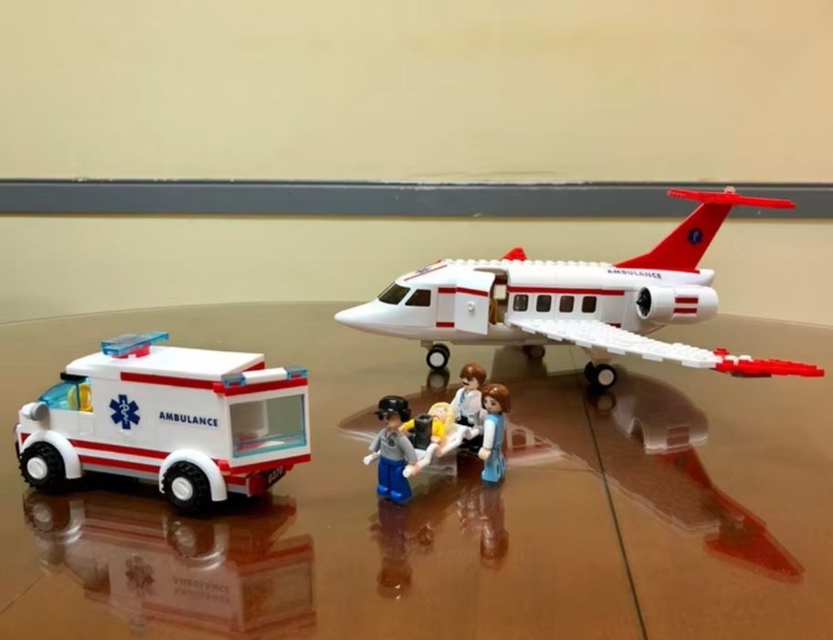 Конструктор самолёт скорая помощь  355 +шт Лего Lego