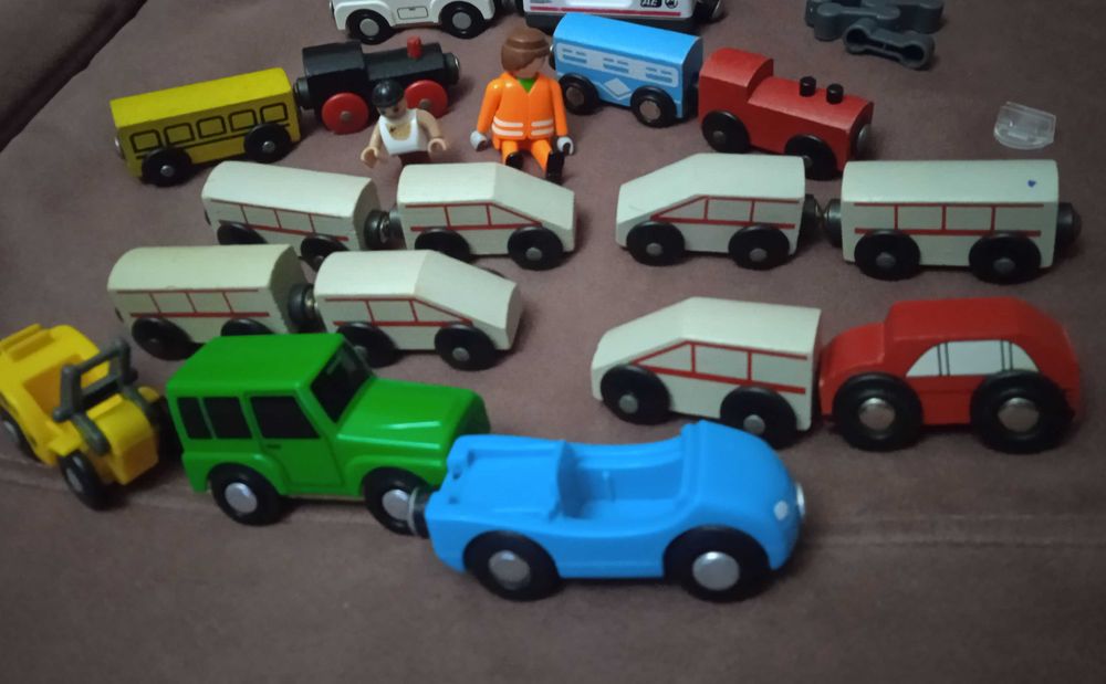 Паровозики вагончики поїзда для дерев'яної залізниці