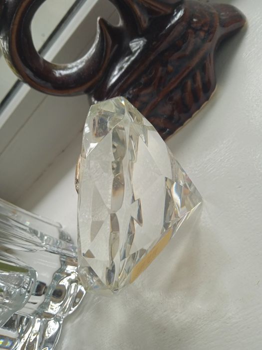 Божа матір посріблена в кришталі