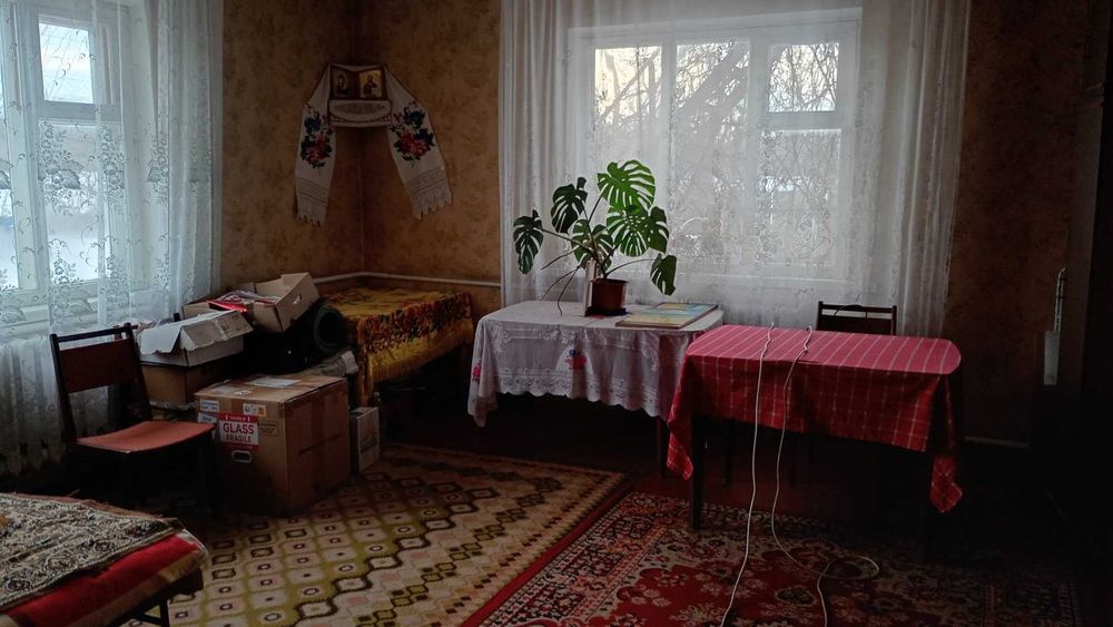 Великий цегляний будинок 1994 року в смт Гребінки