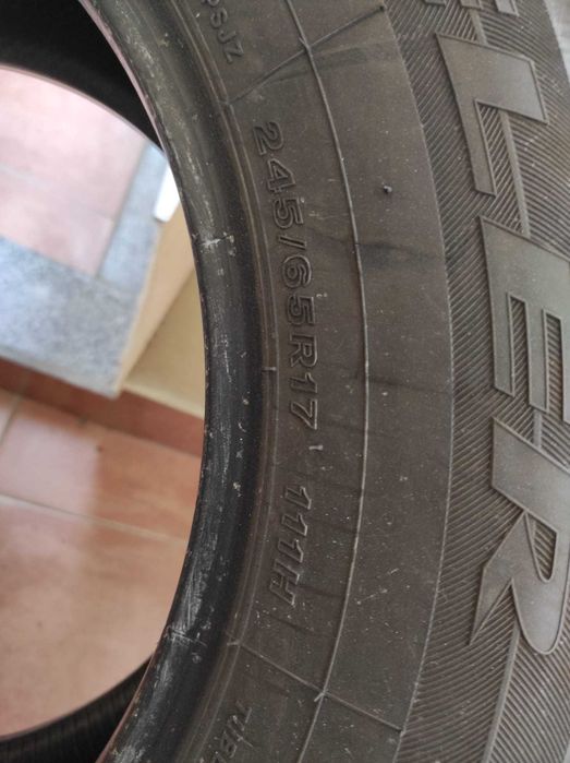 Vendo 2 Pneus Bridgestone 245/65R17 a 40 Euros cada um.