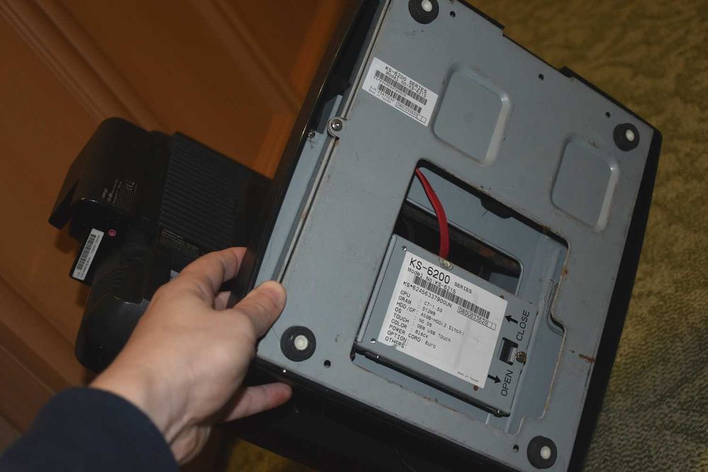 Моноблок (POS-термінал) Posiflex KS-6215 з сенсорним екраном та зчитувачем карт