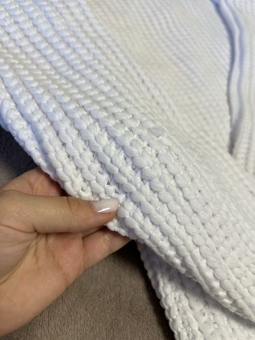 Білий вʼязаний светр