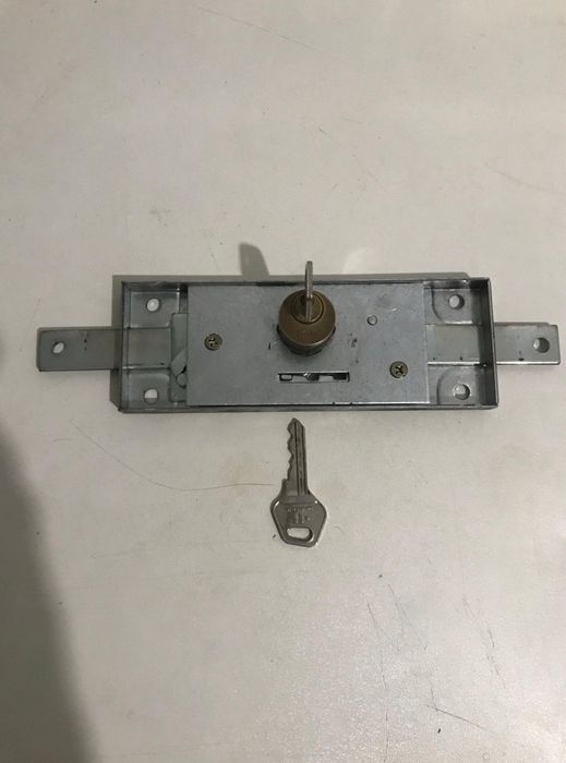 Fechadura con dos chaves