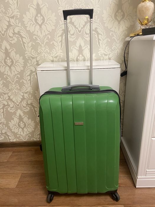 Валіза середнього розміру