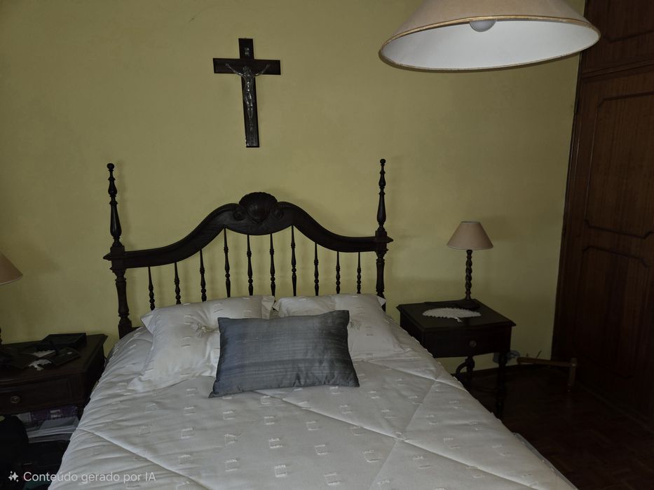 Móveis quarto madeira panga-panga em excelente estado