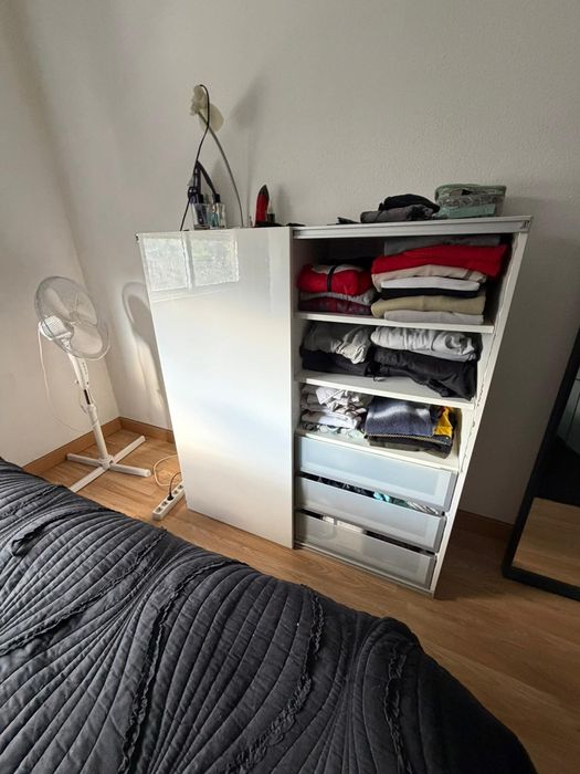 Cómoda branca de porta de correr