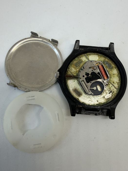 Zegarek analogowy Casio MQ-24 mechanizm 705 niesprawny