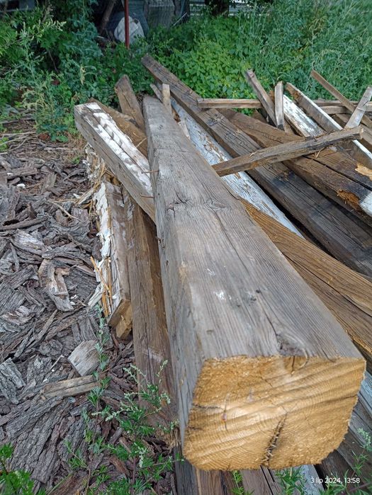 Stare drewno, belki z konstrukcji dachu po rozbiórce domu.