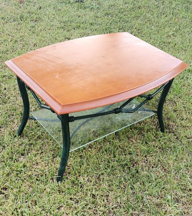 Mesa de centro estrutura metálica com tampo em madeira e prateleira