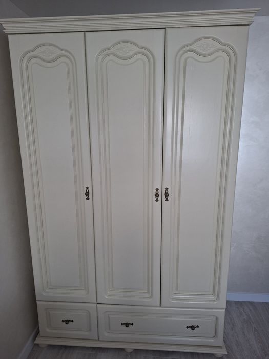 Спальня з масиву ліжко, комод, шафа