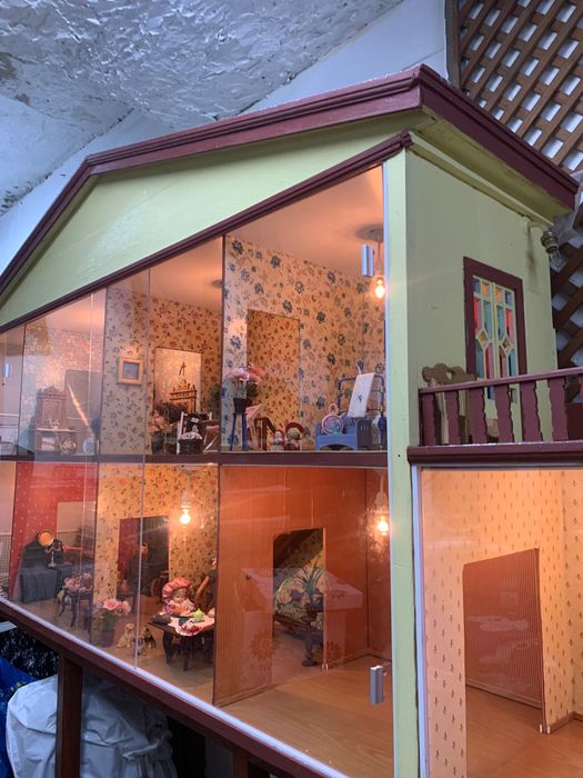 Casa de Bonecas Vintage com recheio, Bonecas e Móveis em miniatura